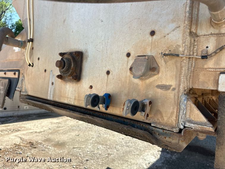 image for item EQ2143 2006 Pinson feed delivery trailer