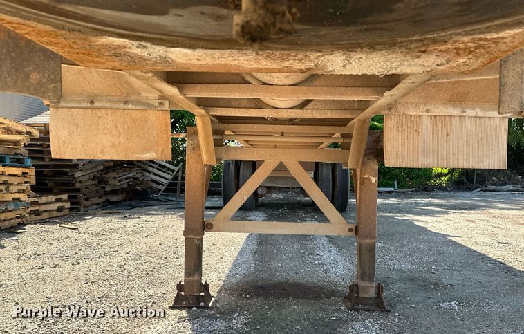 image for item EQ2143 2006 Pinson feed delivery trailer