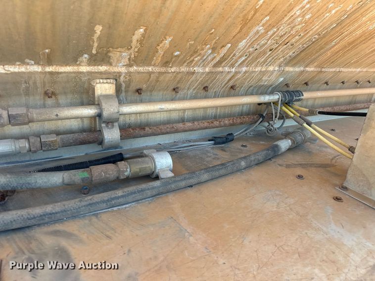 image for item EQ2143 2006 Pinson feed delivery trailer