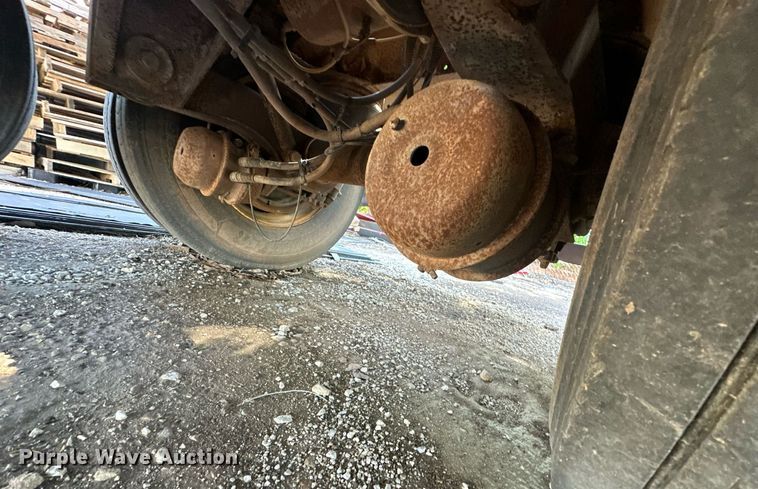 image for item EQ2143 2006 Pinson feed delivery trailer