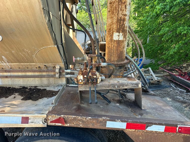 image for item EQ2143 2006 Pinson feed delivery trailer