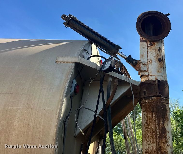 image for item EQ2143 2006 Pinson feed delivery trailer