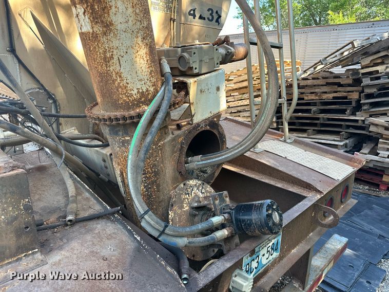 image for item EQ2143 2006 Pinson feed delivery trailer