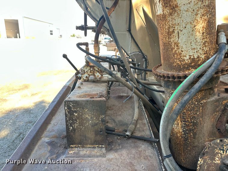 image for item EQ2143 2006 Pinson feed delivery trailer