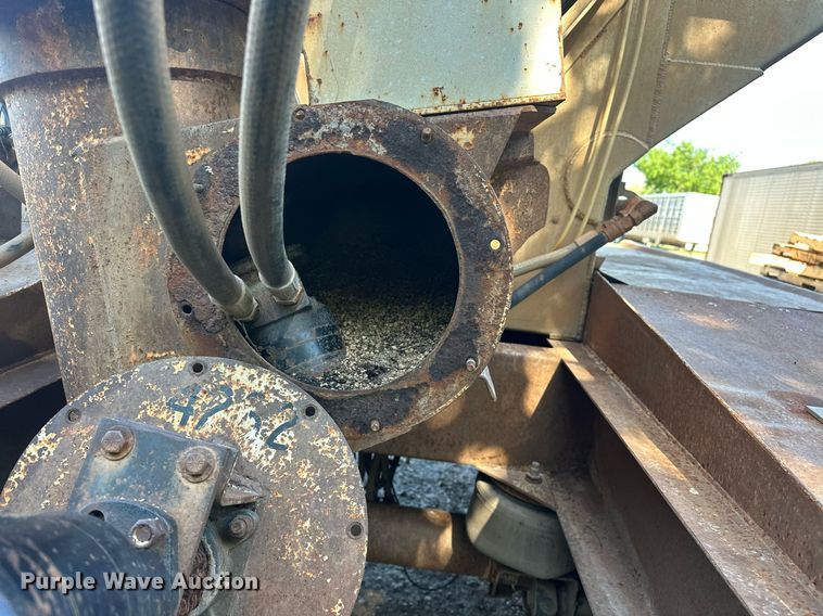 image for item EQ2143 2006 Pinson feed delivery trailer