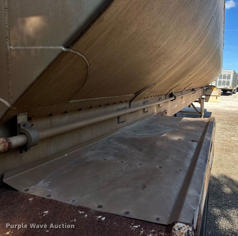 image for item EQ2143 2006 Pinson feed delivery trailer