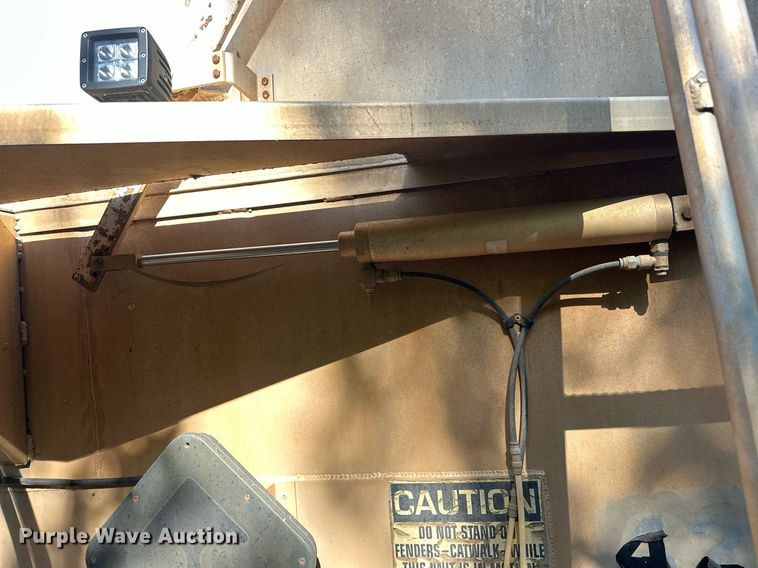 image for item EQ2143 2006 Pinson feed delivery trailer