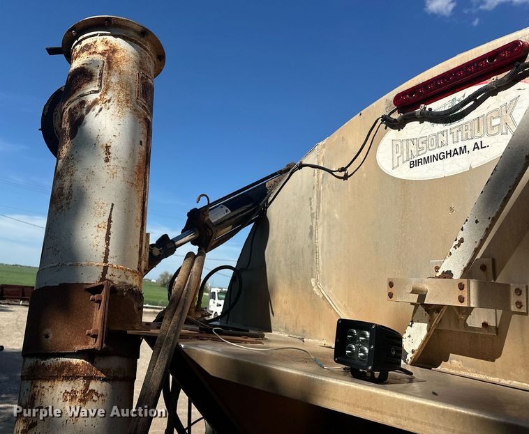 image for item EQ2143 2006 Pinson feed delivery trailer