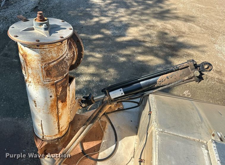 image for item EQ2143 2006 Pinson feed delivery trailer