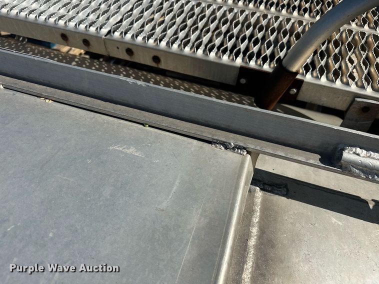 image for item EQ2143 2006 Pinson feed delivery trailer