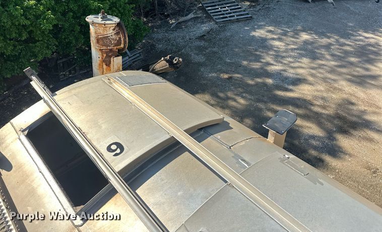 image for item EQ2143 2006 Pinson feed delivery trailer