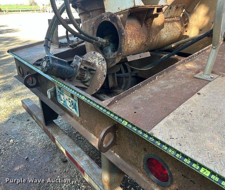 image for item EQ2143 2006 Pinson feed delivery trailer