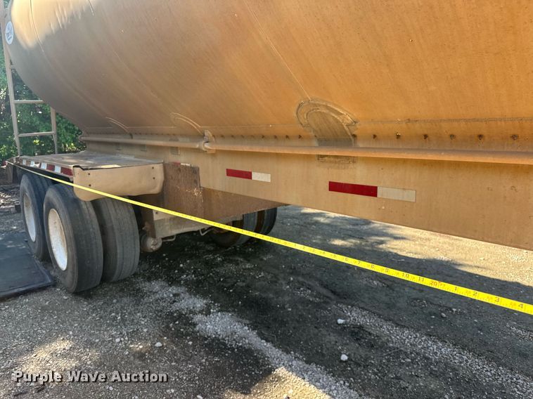 image for item EQ2143 2006 Pinson feed delivery trailer