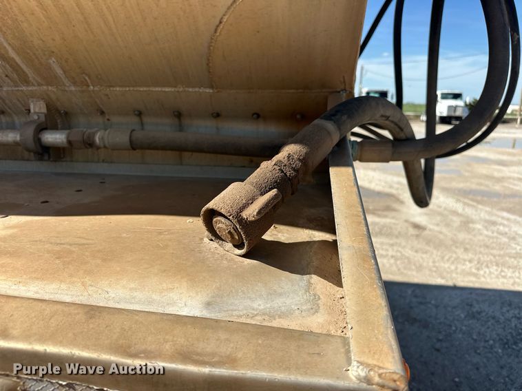 image for item EQ2143 2006 Pinson feed delivery trailer