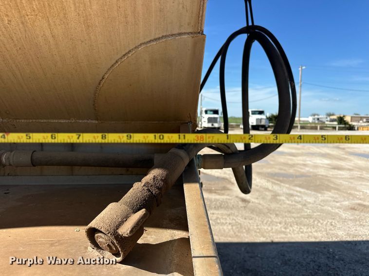 image for item EQ2143 2006 Pinson feed delivery trailer