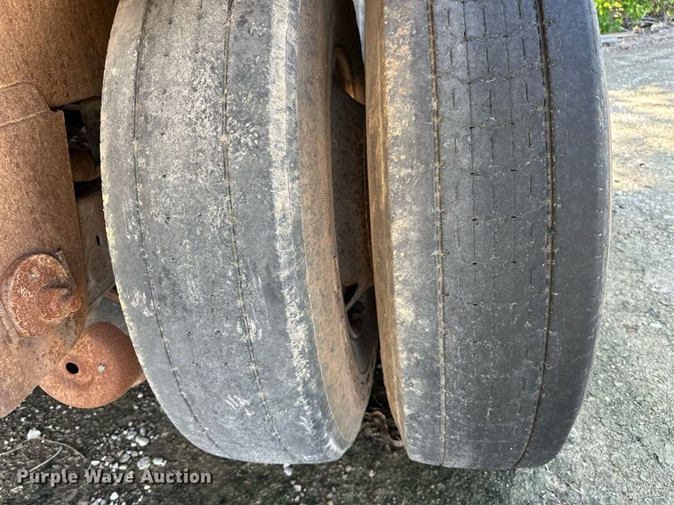 image for item EQ2143 2006 Pinson feed delivery trailer