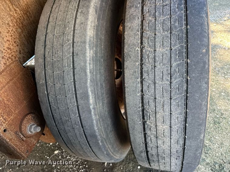 image for item EQ2143 2006 Pinson feed delivery trailer