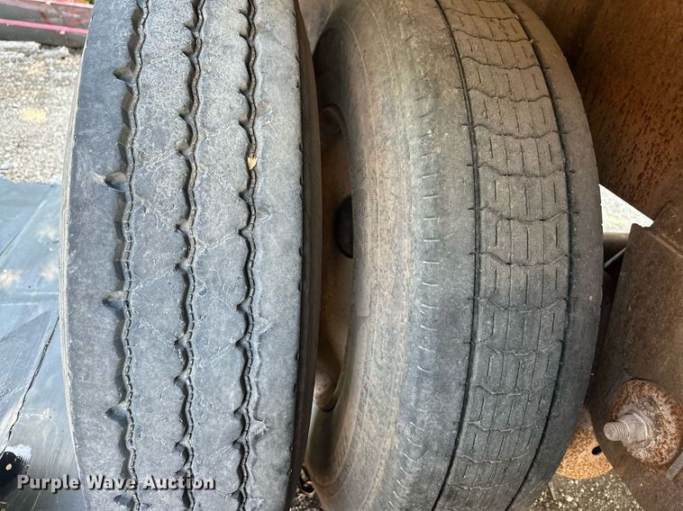 image for item EQ2143 2006 Pinson feed delivery trailer