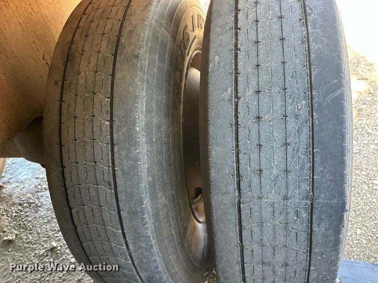 image for item EQ2143 2006 Pinson feed delivery trailer