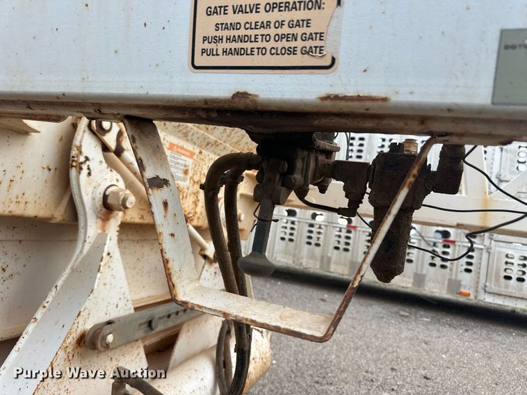 image for item EQ4644 2013 Manac 4B240AC00 bottom dump trailer