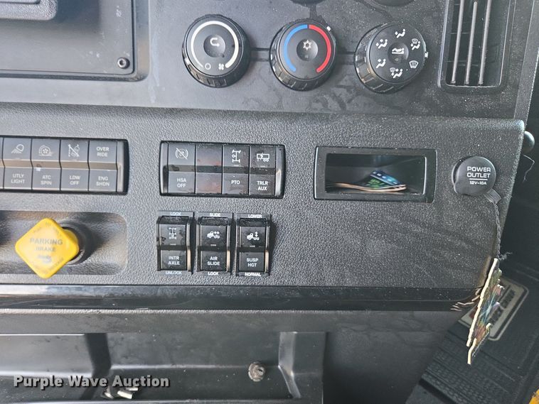 image for item FB9356 2024 Freightliner Cascadia semi truck