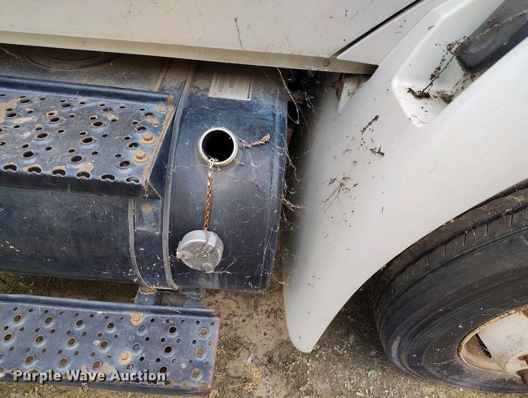 image for item IP9556 2004 International 4300 box truck