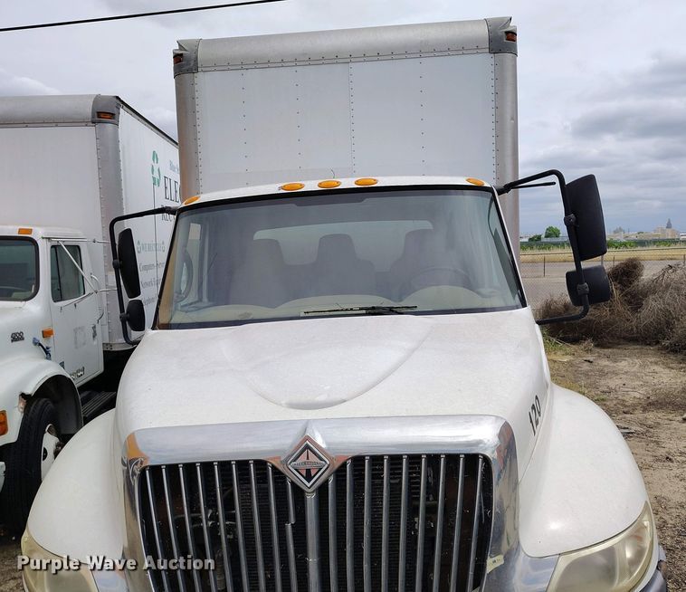 image for item IP9556 2004 International 4300 box truck