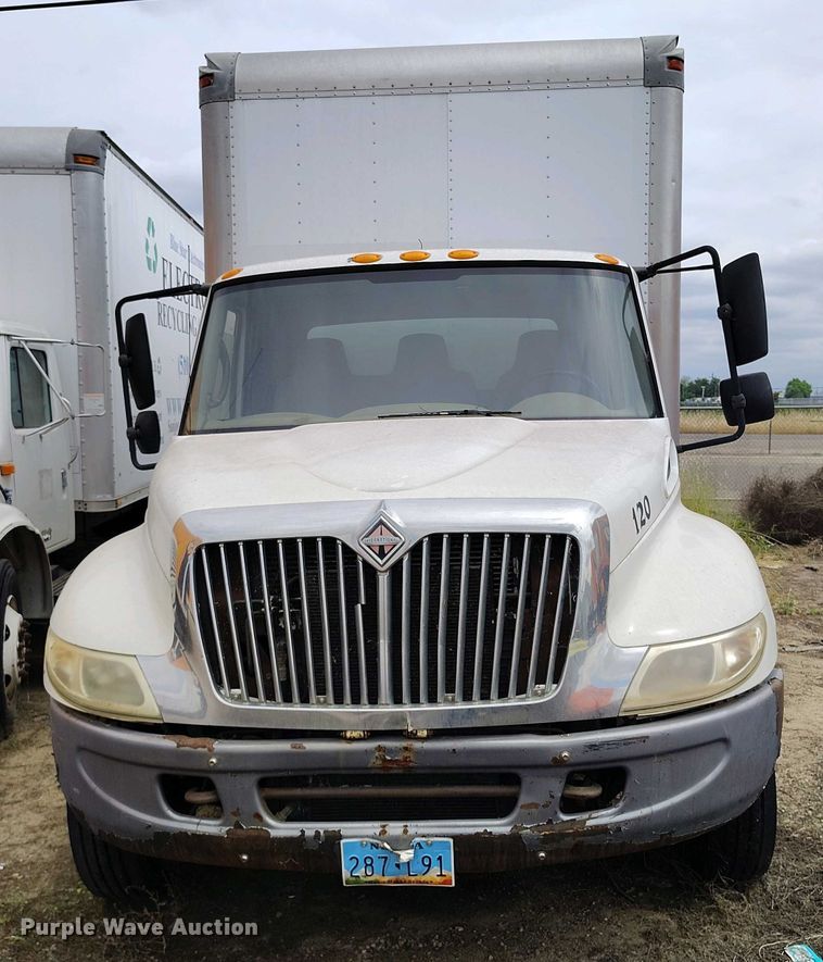 image for item IP9556 2004 International 4300 box truck