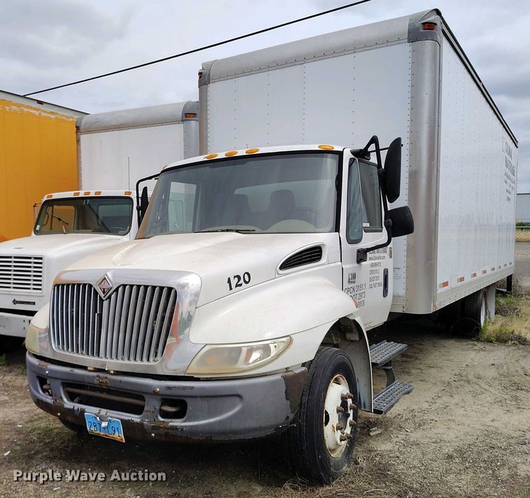 image for item IP9556 2004 International 4300 box truck