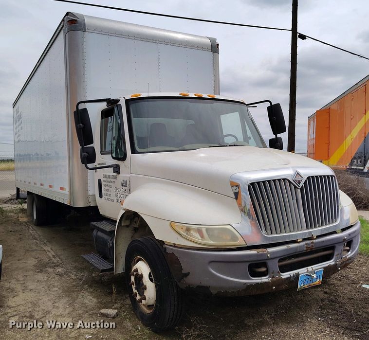 image for item IP9556 2004 International 4300 box truck