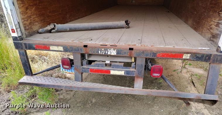 image for item IP9556 2004 International 4300 box truck