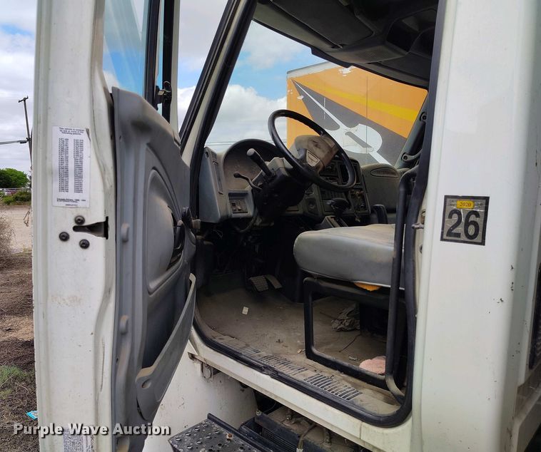 image for item IP9556 2004 International 4300 box truck