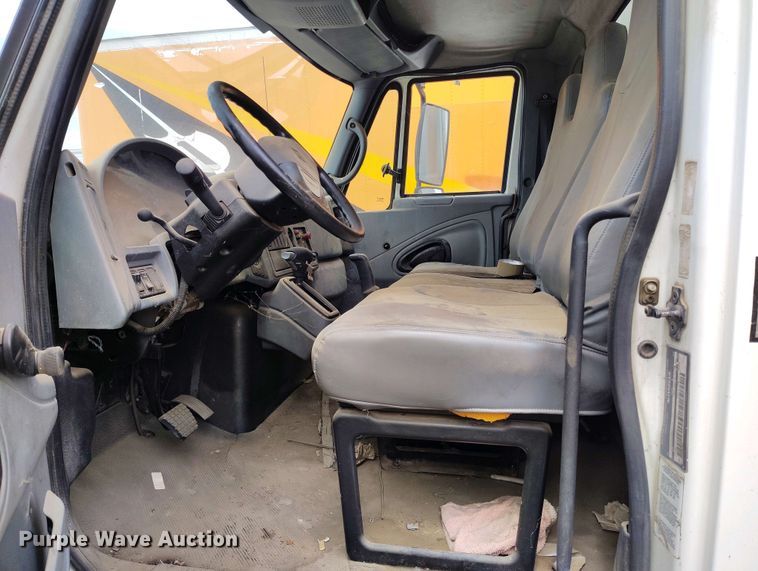 image for item IP9556 2004 International 4300 box truck