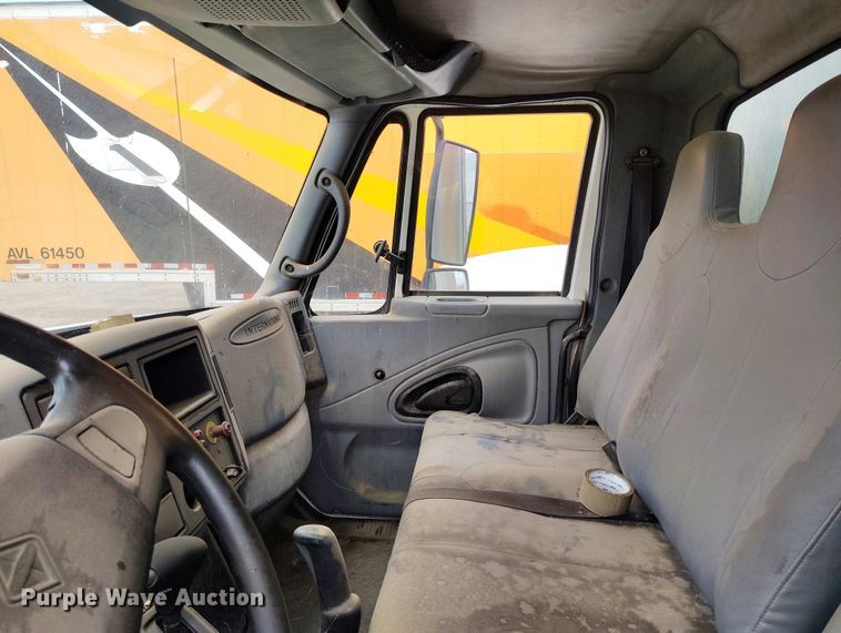 image for item IP9556 2004 International 4300 box truck