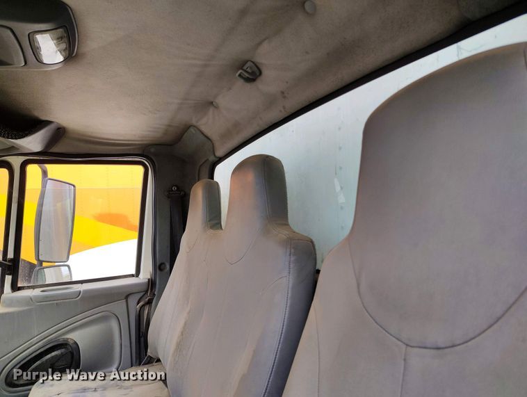 image for item IP9556 2004 International 4300 box truck