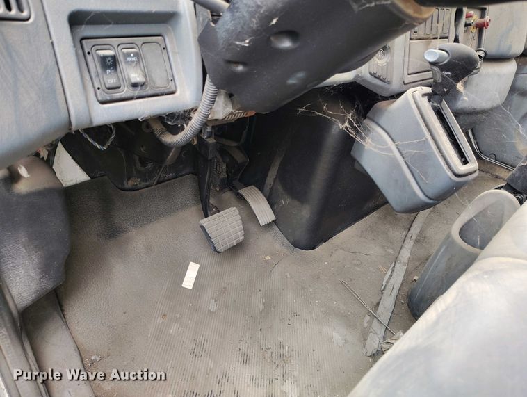 image for item IP9556 2004 International 4300 box truck