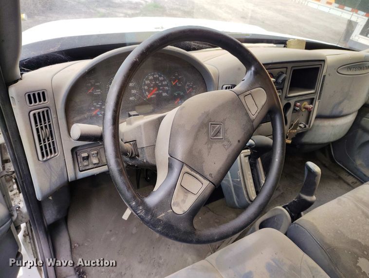 image for item IP9556 2004 International 4300 box truck