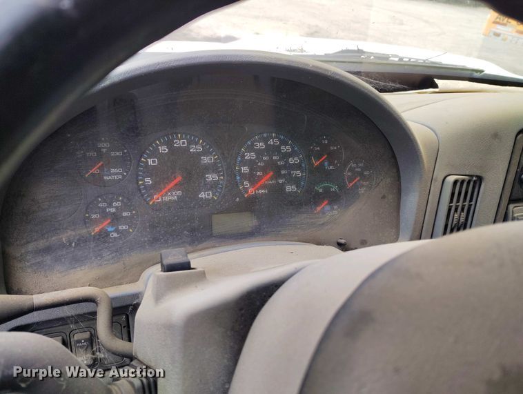 image for item IP9556 2004 International 4300 box truck