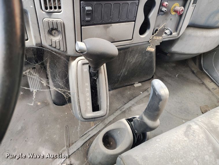 image for item IP9556 2004 International 4300 box truck