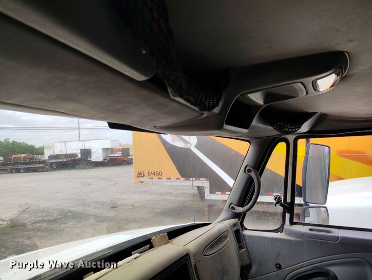 image for item IP9556 2004 International 4300 box truck