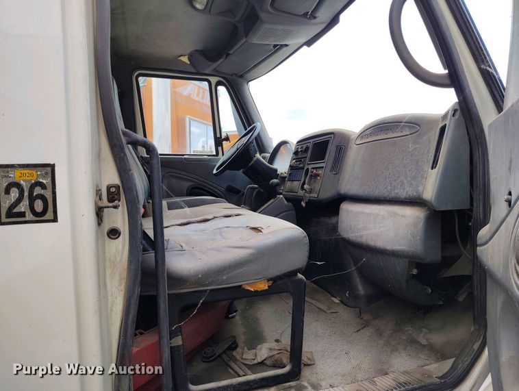 image for item IP9556 2004 International 4300 box truck