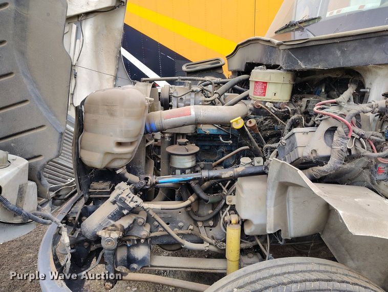 image for item IP9556 2004 International 4300 box truck