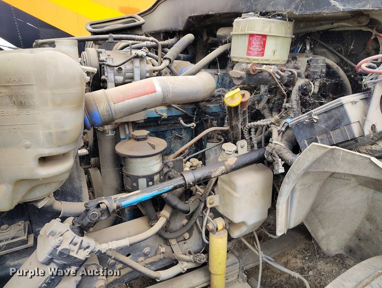 image for item IP9556 2004 International 4300 box truck