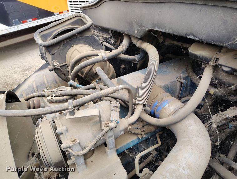 image for item IP9556 2004 International 4300 box truck