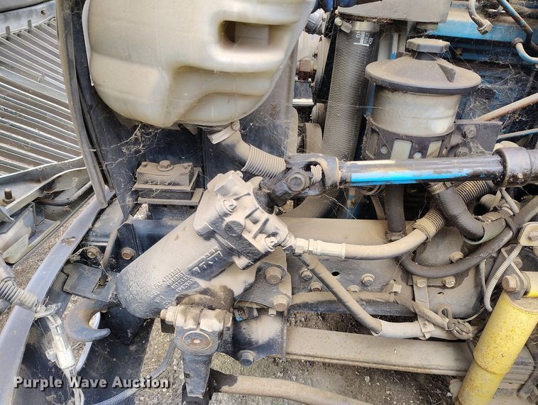 image for item IP9556 2004 International 4300 box truck