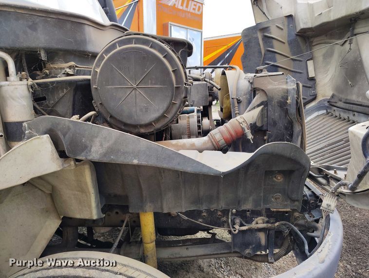 image for item IP9556 2004 International 4300 box truck