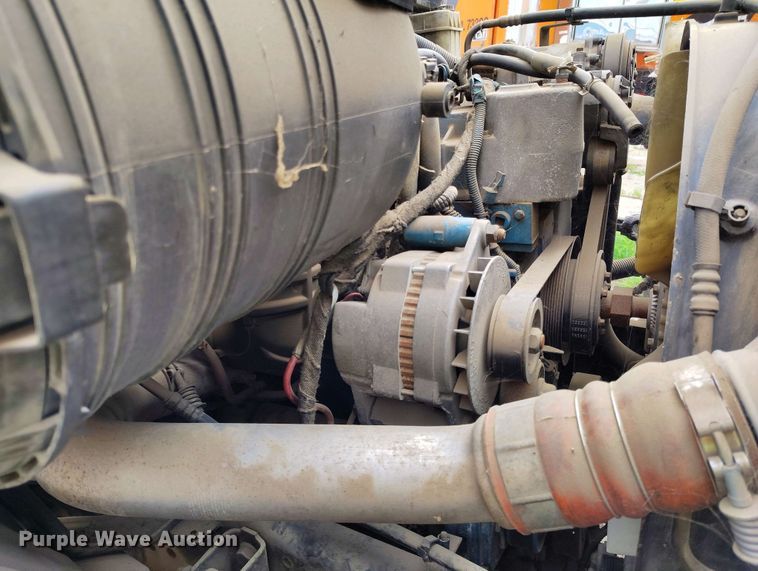 image for item IP9556 2004 International 4300 box truck