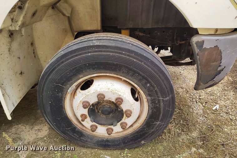 image for item IP9556 2004 International 4300 box truck