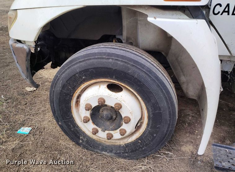 image for item IP9556 2004 International 4300 box truck