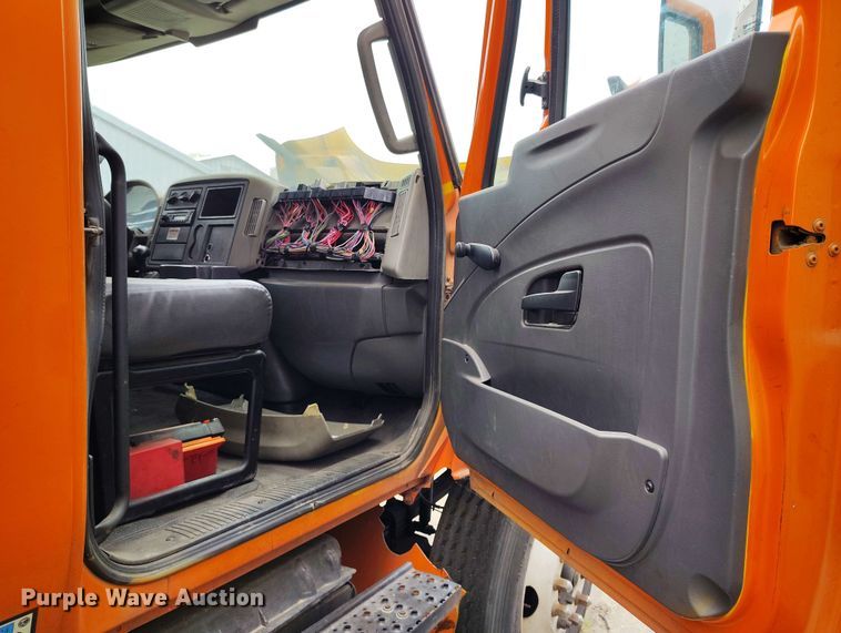 image for item IP9558 2012 International 4300 box truck